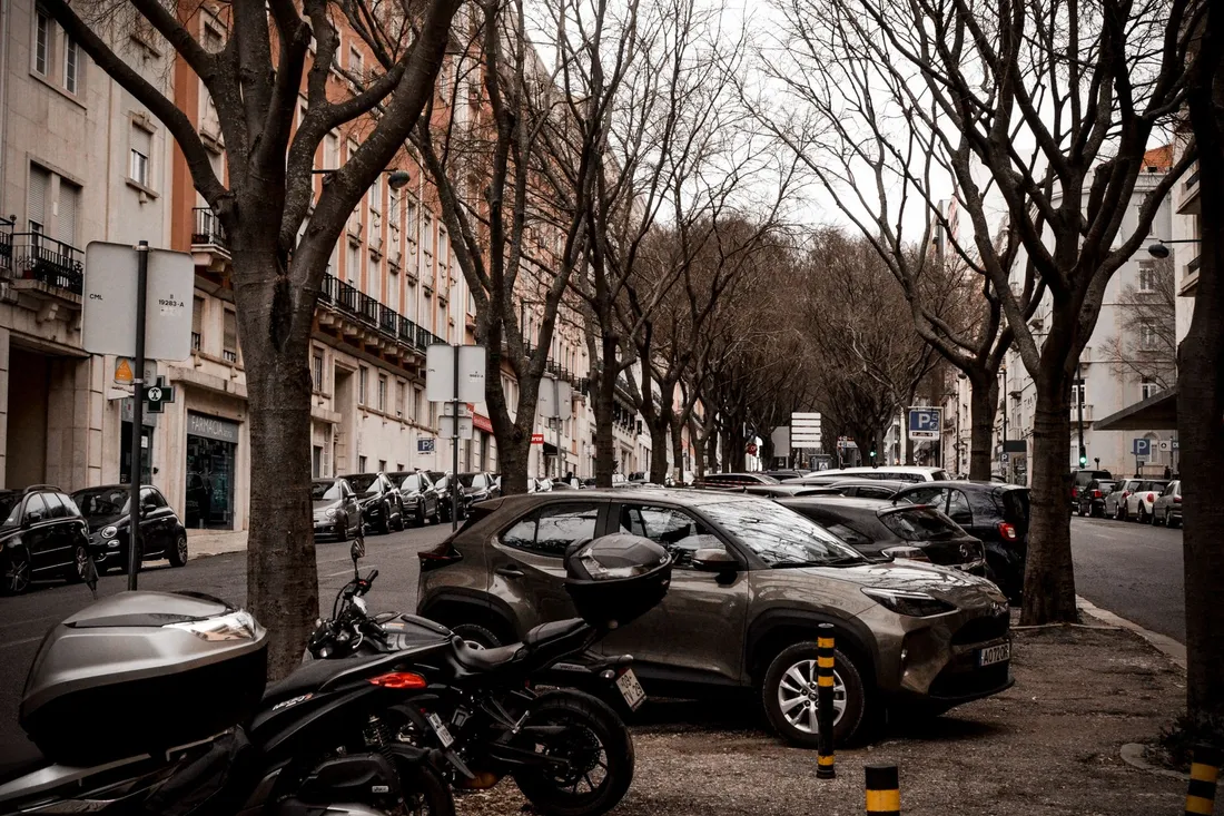 Dicht beparkte Berliner Wohnstrasse mit Parkbuchten und Altbauten